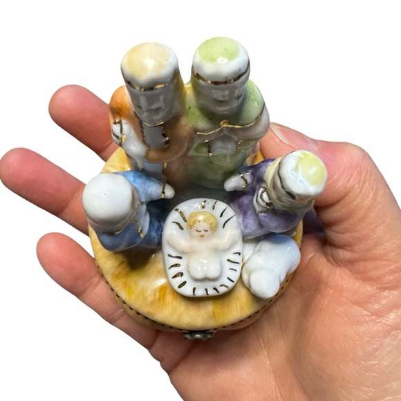 Vintage Christmas manger porcelain trinket box - Picture 4 of 7